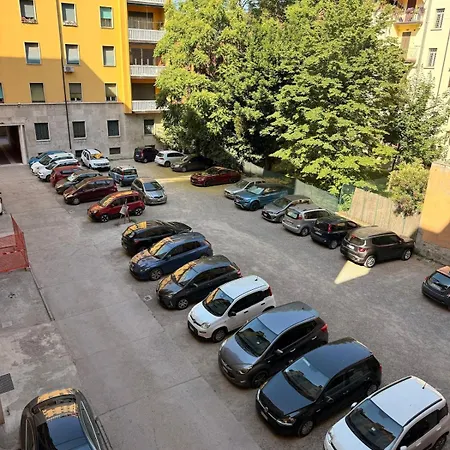 4 Near Mambo - Parking - Train Station