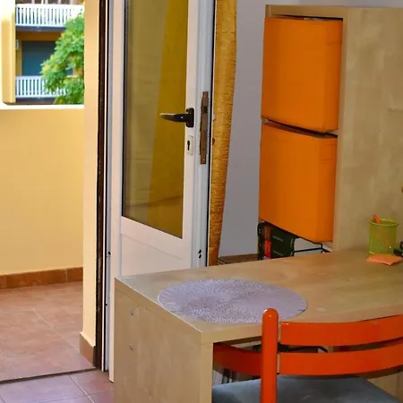 4 Near Mambo - Parking - Train Station