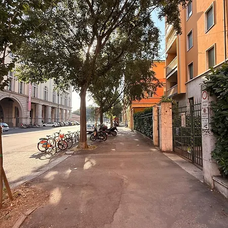 4 Near Mambo - Parking - Train Station